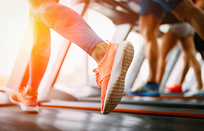 Train - People on treadmills