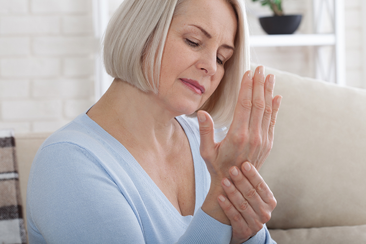 When to Seek Care When Your Hands Are Hurting