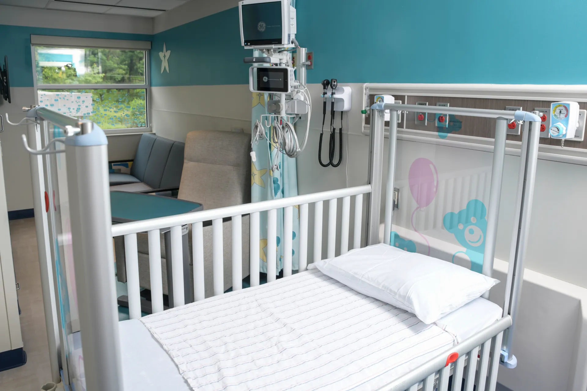 Hospital room with a medical crib 