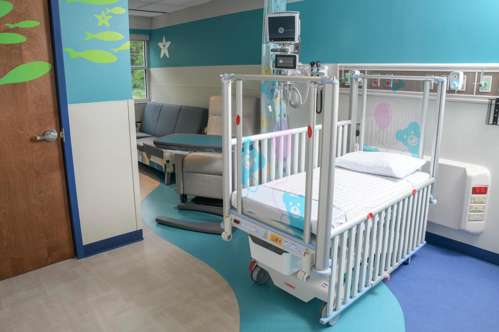 Hospital room with a child's crib